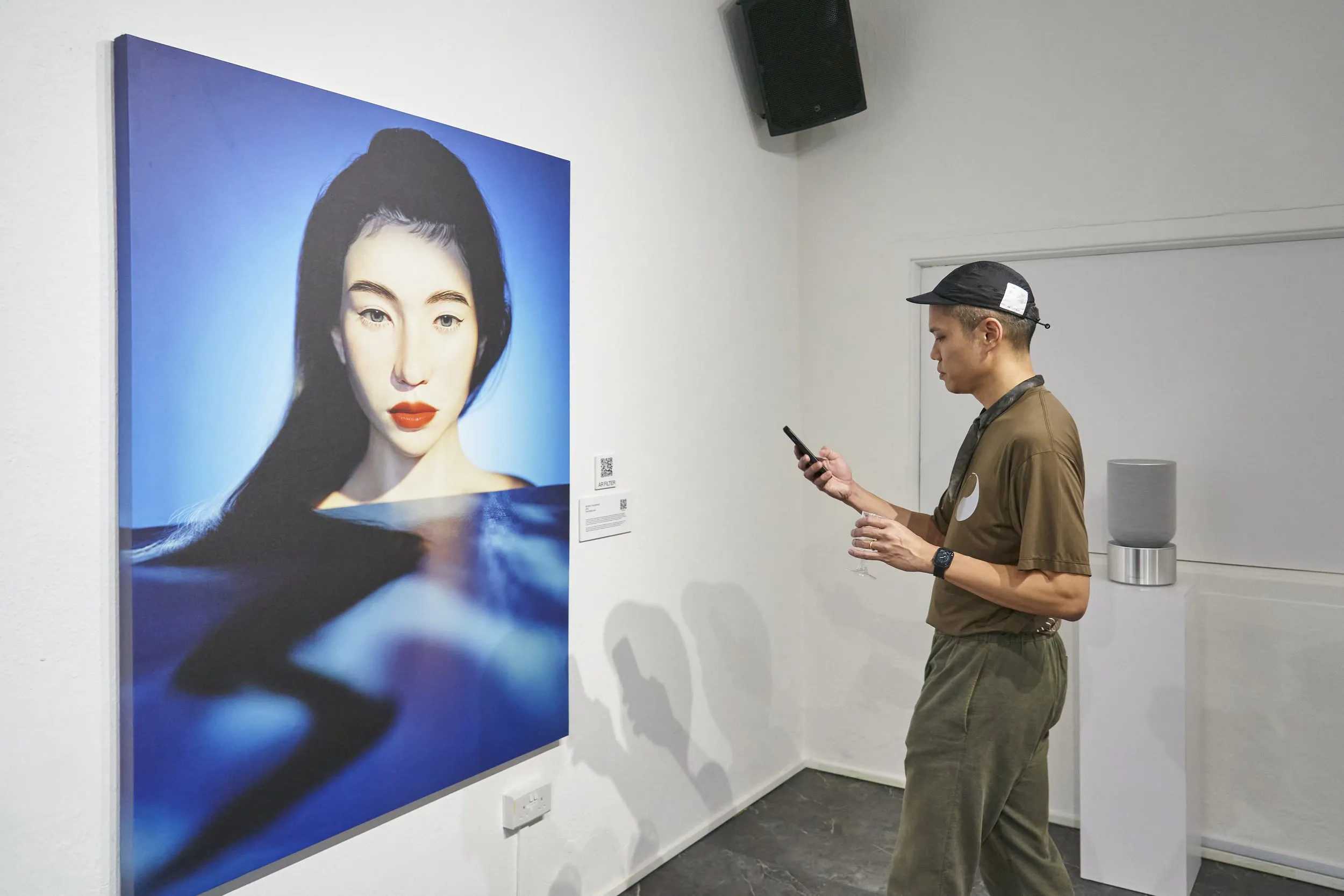 观众用手机启动 Beyond the Surface 的 AR
