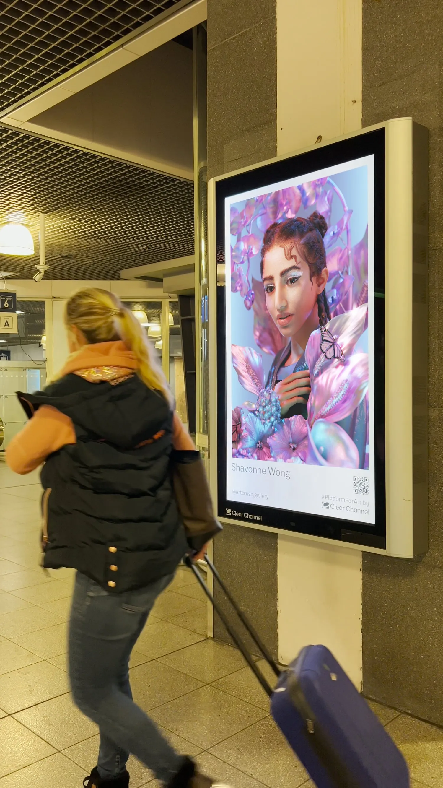 Shavonne Wong 的作品在一处交通枢纽或公共展览空间中以画框形式展示。