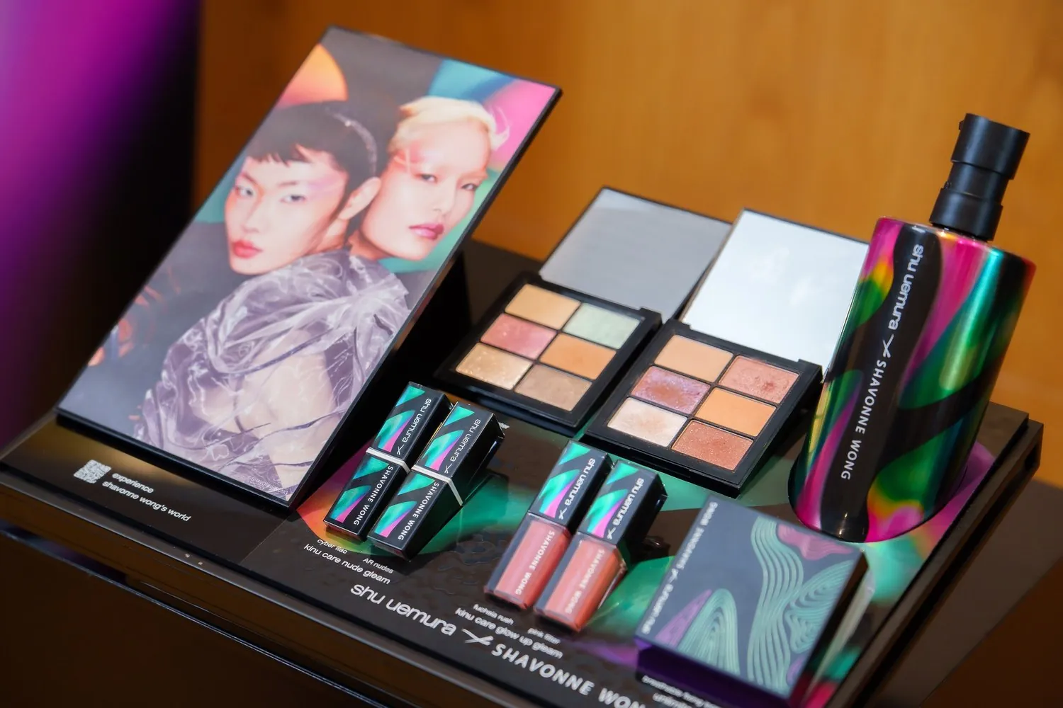 shu uemura x Shavonne Wong 合作系列视觉，带有流动波浪图案的彩妆盘与包装