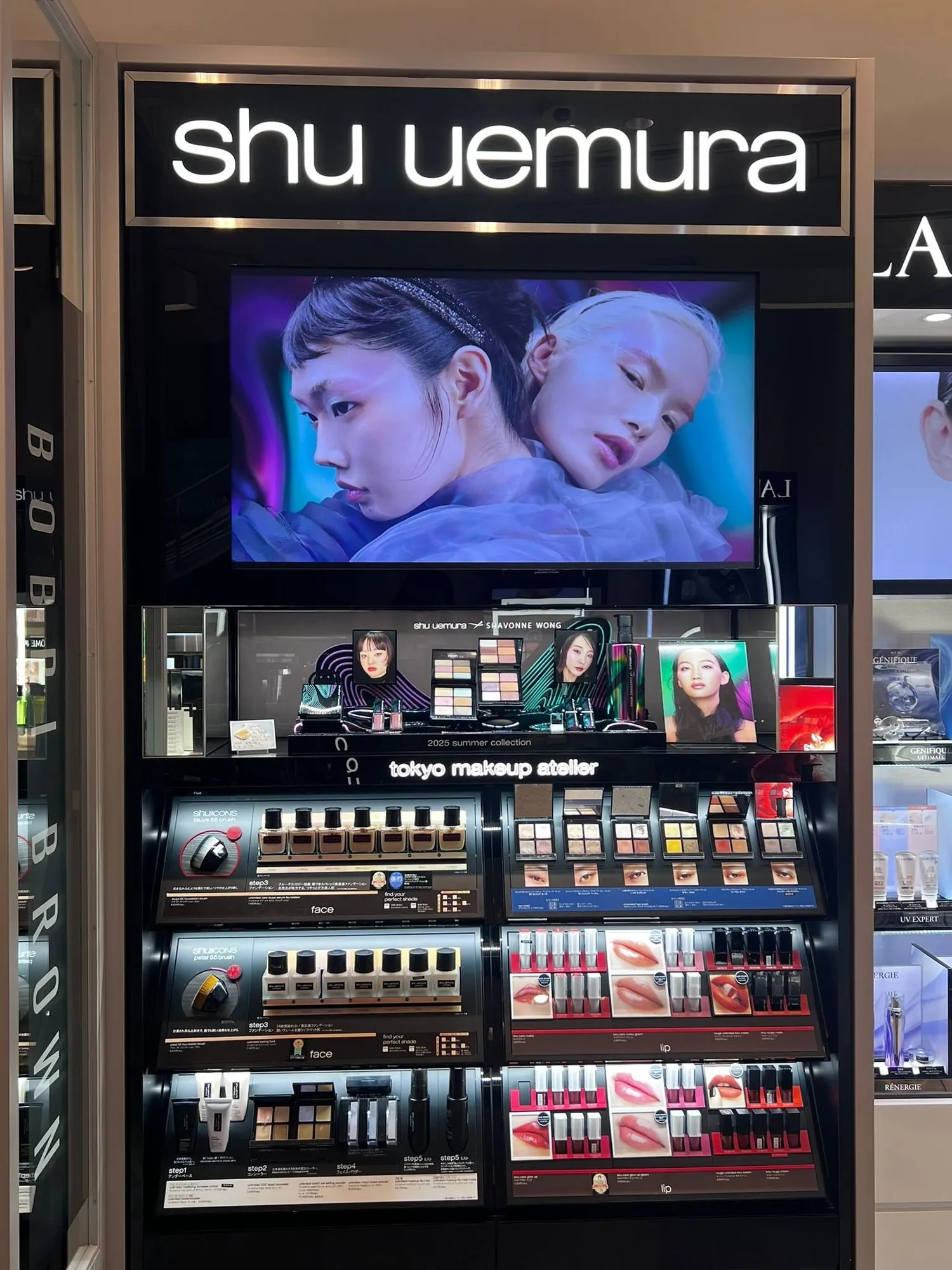 shu uemura 门店陈列,展示与 Shavonne Wong 的合作系列及全线产品