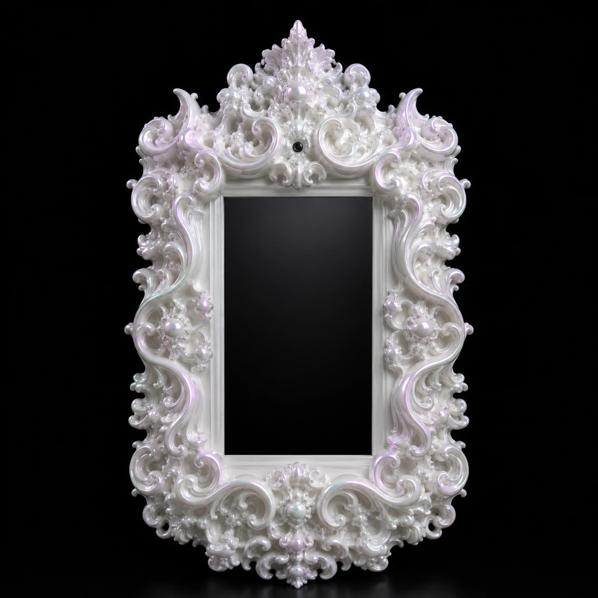 一个白色繁复的巴洛克画框,作为 The Mirror 原型的替代物,顶饰中藏着一个小摄像头