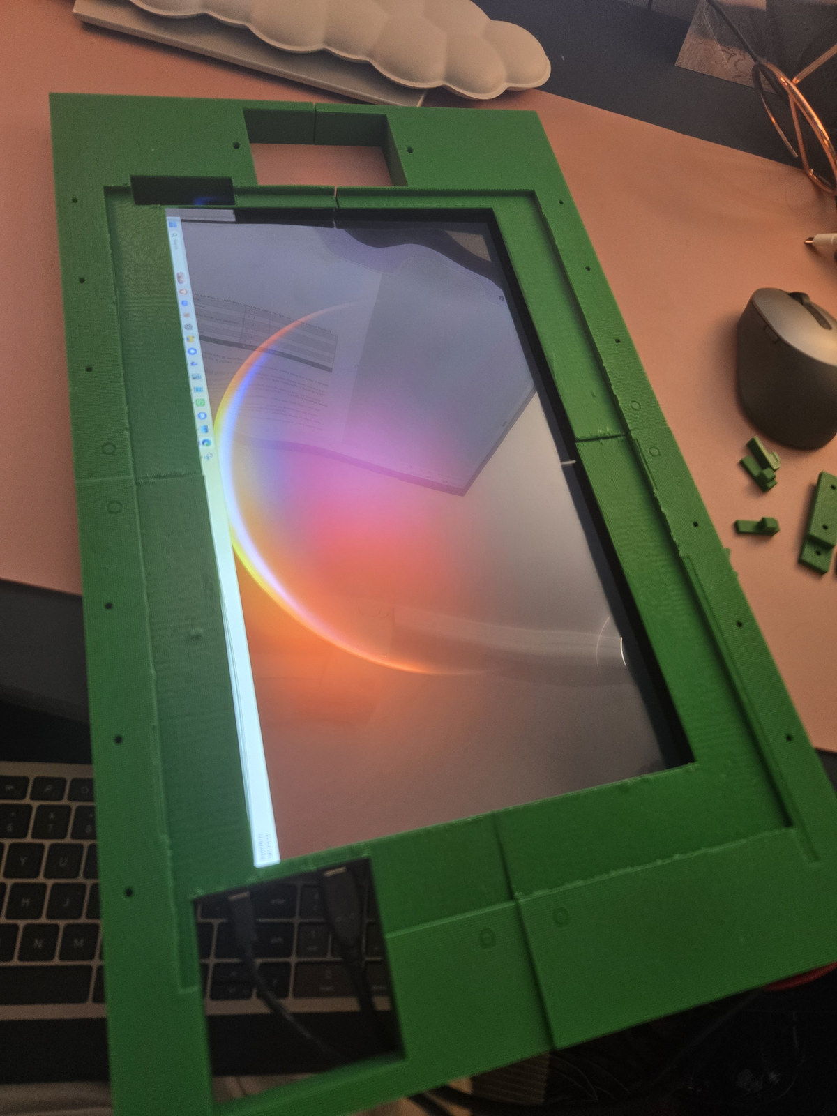 The Mirror 的绿色 3D 打印画框安装在屏幕四周